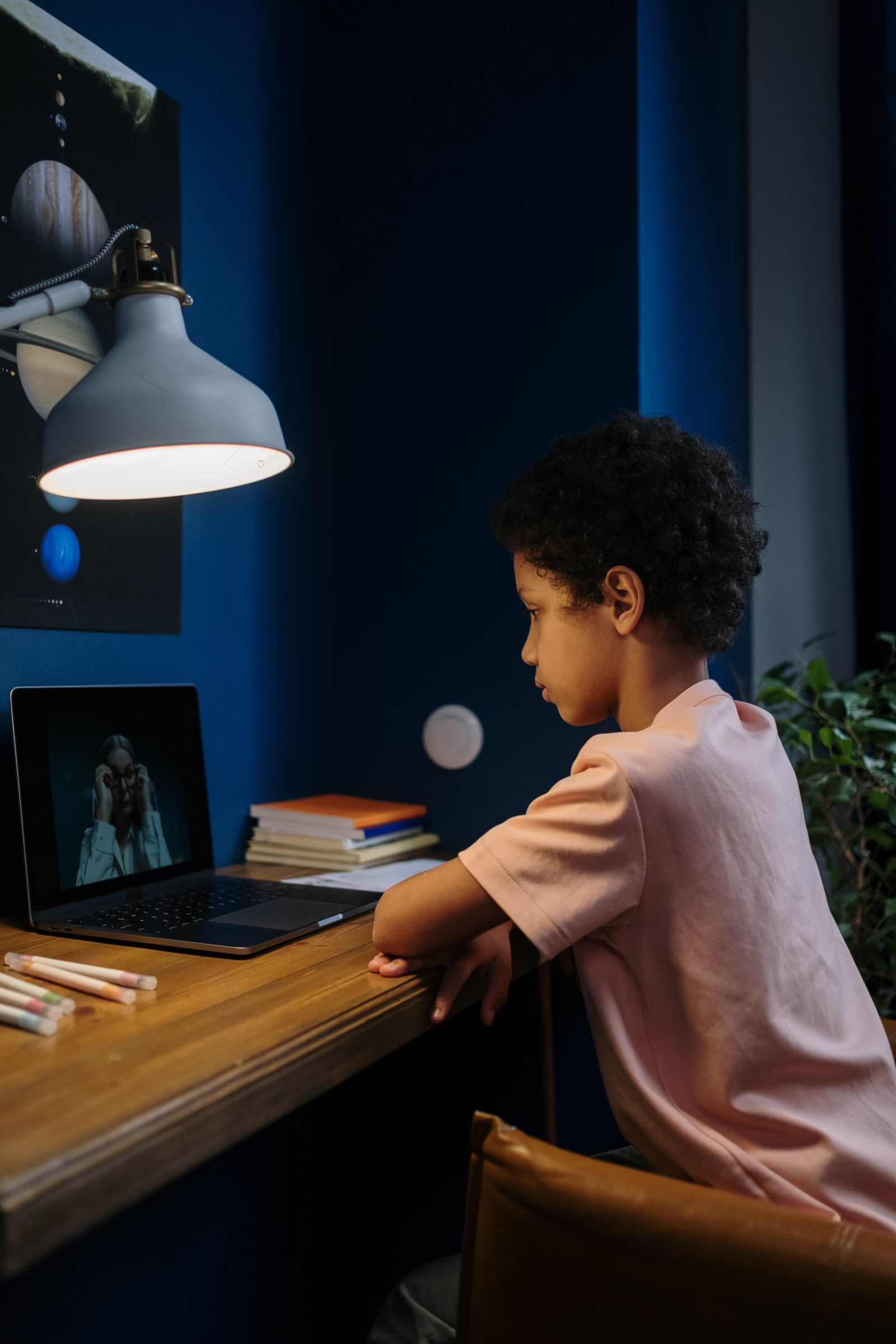 A student taking part in an online class from a desk